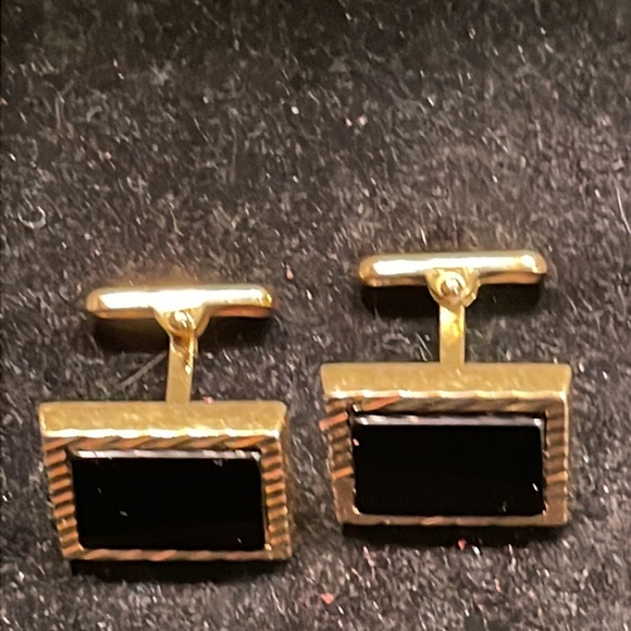 Vintage-1950s--rectangular gold tone black onyx single bar toggle cuff links - Picture 4 of 15